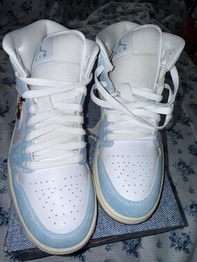 Nike High-Top Sneakers - White & Light Blue